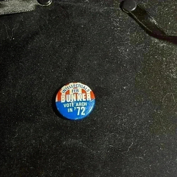 Intellectuals for Archie bunker button vote 1972 presidential campaign pin - Picture 1 of 3